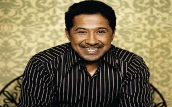 Cheb Khaled enflamme la foule à Mdiq et reçoit le «Ribab d’or»