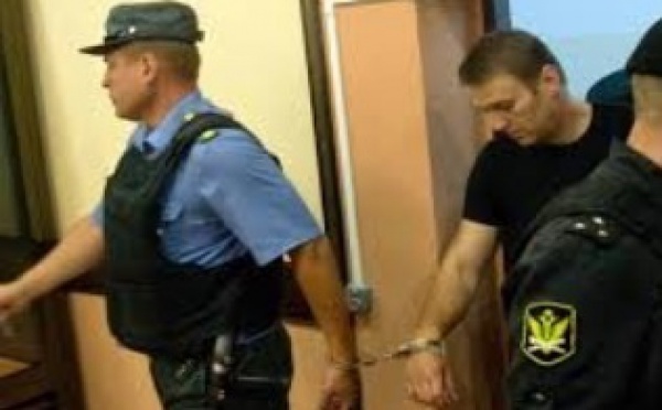 La justice russe remet l’opposant Navalny en liberté surveillée