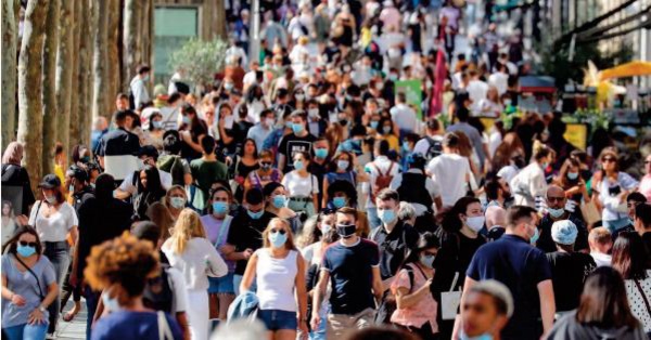 La France se libère du couvre-feu et du masque en extérieur