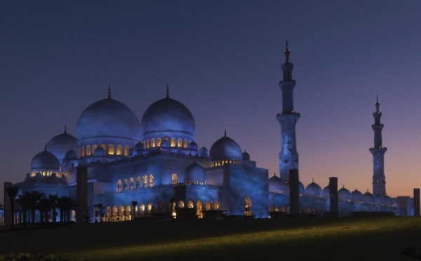 La mosquée Sheikh Zayed bin Sultan al Nahyan : Le plus grand tapis et le plus grand lustre du monde