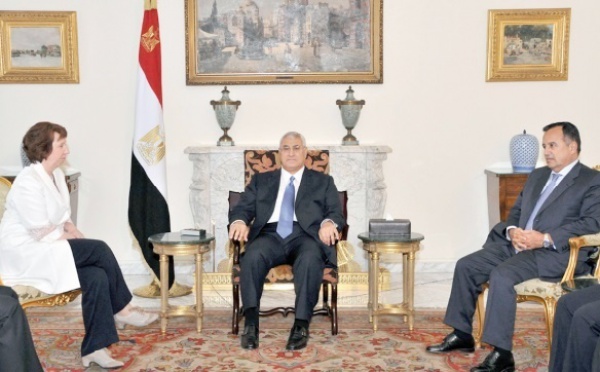 Ashton prolonge sa mission au Caire et rencontre Morsi