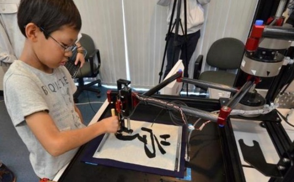 Japon: quand une machine transforme des gamins en maîtres calligraphes