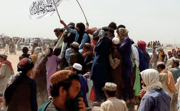 Les talibans disent contrôler un poste-frontière clé avec le Pakistan