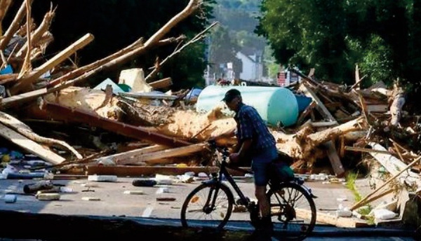 Merkel au chevet des victimes des inondations meurtrières en Europe