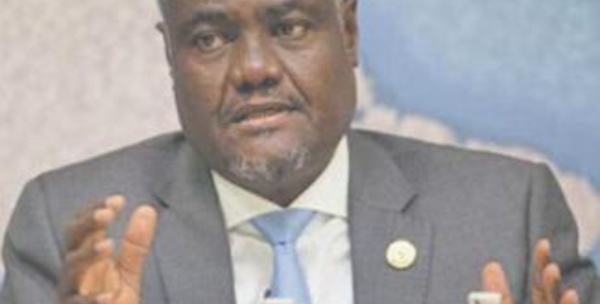 Sécurité sanitaire : La solidarité agissante de S.M le Roi envers les pays africains hautement saluée par le Président de la Commission de l'UA