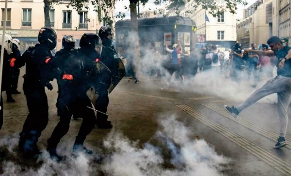 Covid-19: Inquiétude en Chine et manifestations en France