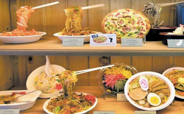 Au restaurant, les faux aliments  en plastique font recette au Japon
