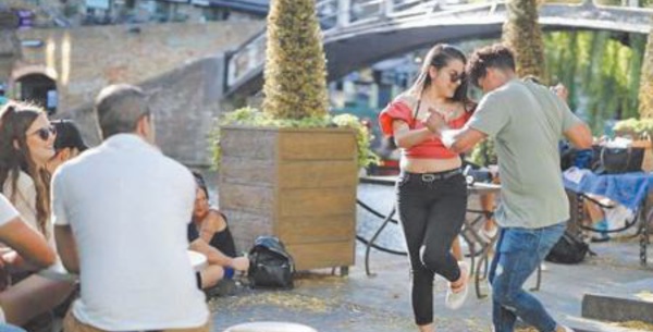 A Londres, les mordus de salsa de retour sur la piste