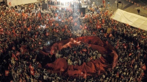 L'opposition manifeste en masse à Tunis