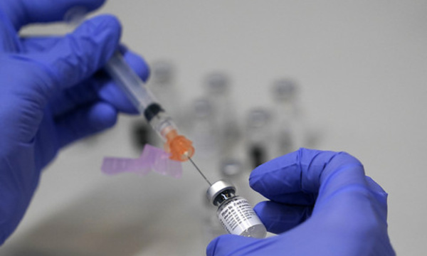 Les Etats-Unis autorisent pleinement le vaccin anti-Covid de Pfizer