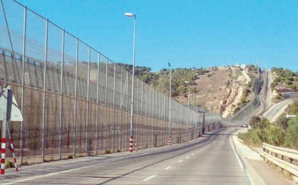 Des centaines de migrants clandestins forcent le passage vers Mellilia