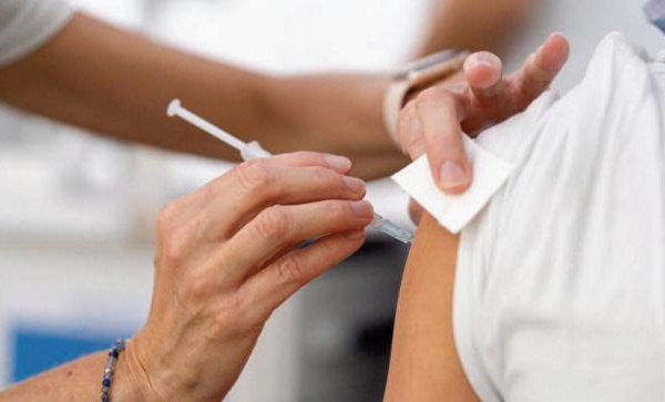 Covid-19: Vaccins et infections naturelles, un équilibre à trouver