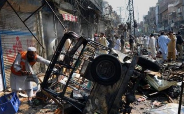 Bilan revu à la hausse après l’attentat de Peshawar au Pakistan