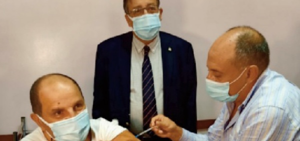 Des médecins et professionnels de santé reçoivent la 3ème dose du vaccin anti-Covid