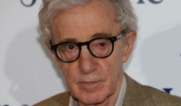 Woody Allen refuse les messages anti-tabac indiens et retire “Blue Jasmine”