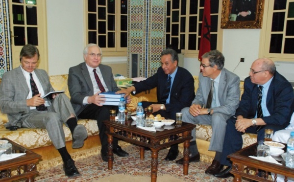 “Le Sahara marocain à travers les archives Royales” : Christopher Ross a reçu le livre de l’historienne Bahija Simou