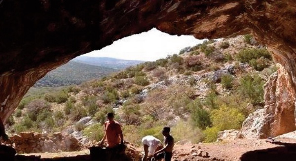 Découverte d'éléments de parure à la grotte de Bizmoune