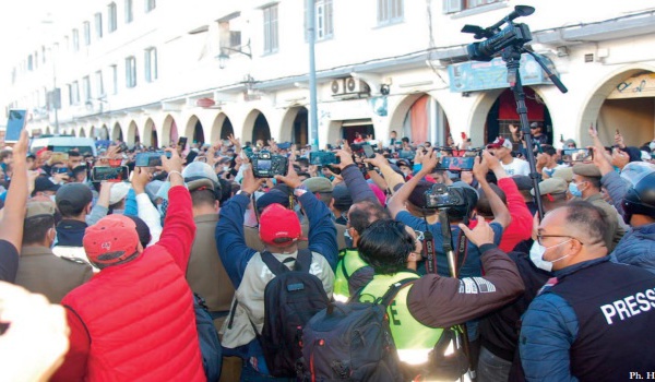 La foule investit la rue