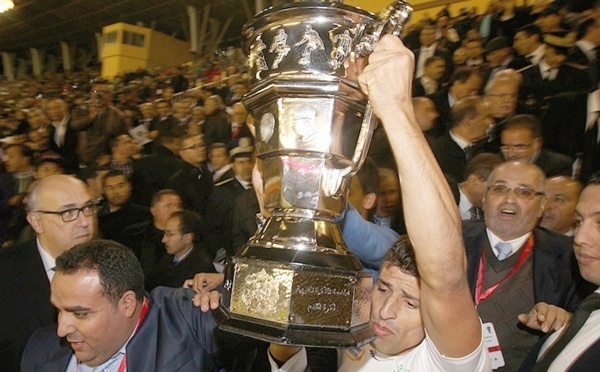 En recevant des mains de SAR le Prince Moulay Rachid sa première Coupe du Trône, le DHJ prive le Raja d’un huitième sacre