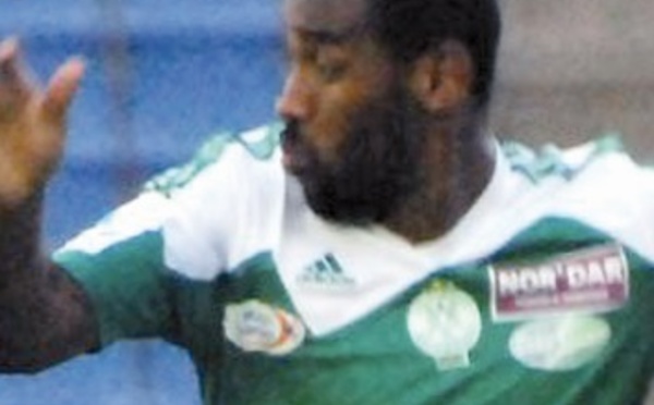 Iajour confiant dans la cour des grands