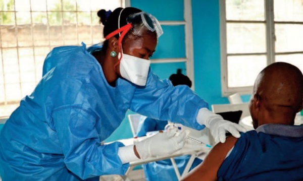 Face à l'Omicron, l'Afrique du Sud veut accélérer la vaccination