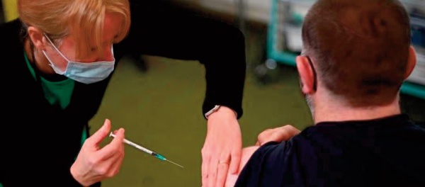 Face au “raz-de-marée Omicron”, le Royaume-Uni mise sur la troisième dose de vaccin