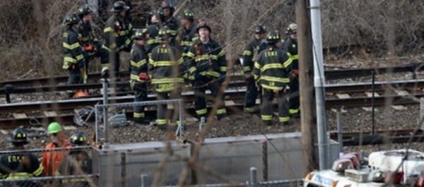 Recherche des causes du déraillement d’un train à New York