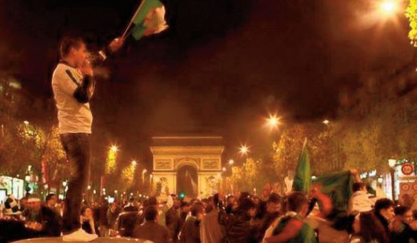 Tensions sur les Champs-Elysées entre supporters algériens et forces de l'ordre