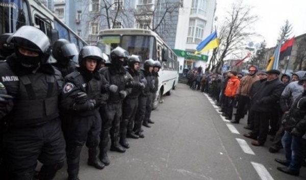 Tension en Ukraine après le rapprochement avec la Russie