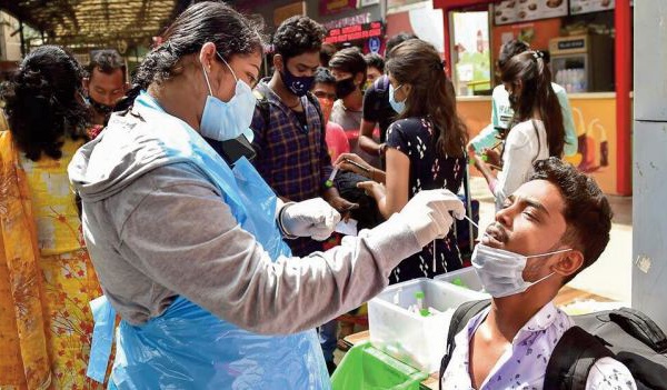 Traumatisée par la dernière vague de Covid, l'Inde prend les devants pour vaincre la menace Omicron