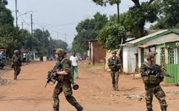 Tirs à l'aéroport et dans un camp militaire de Kinshasa