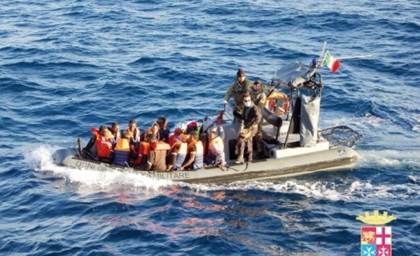 La Marine italienne sauve plus de mille migrants