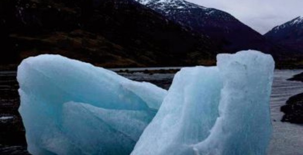Les glaciers fondent plus vite lorsqu 'ils finissent dans un lac