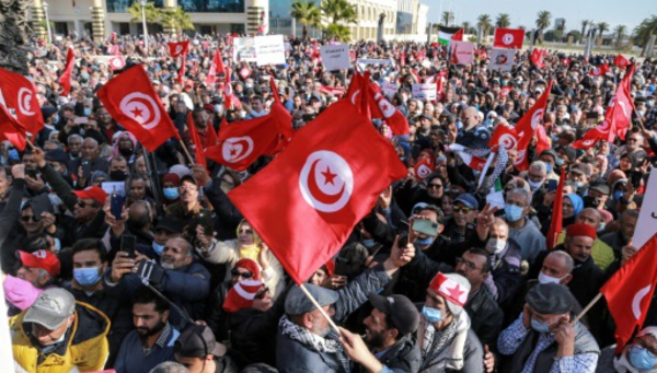 Kais Saied étend son pouvoir sur le système judiciaire, lesTunisiens protestent