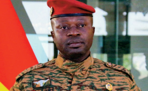 Le nouvel homme fort du Burkina issu d'un putsch investi président