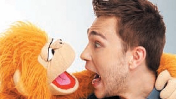 “L’homme au singe survolté” au Studio des arts vivants