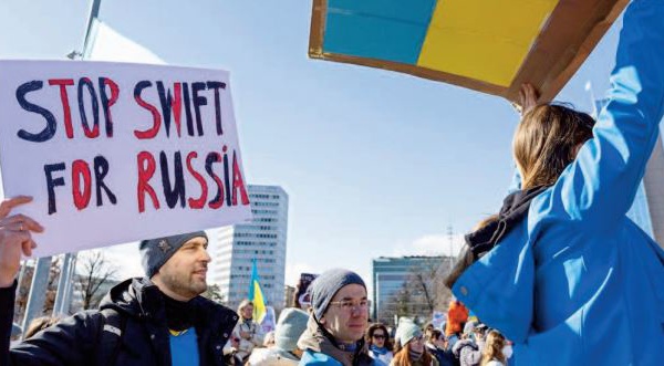 L'Occident dégaine l'arme Swift et compte débrancher des banques russes
