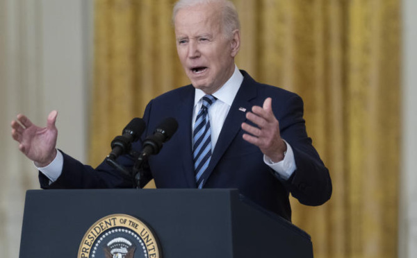Biden s'attaque au “dictateur” Poutine qui intensifie son offensive en Ukraine