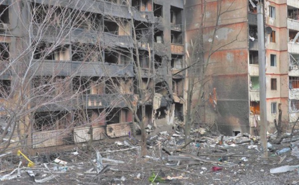 L'armée russe bombarde Kharkiv et resserre l'étau sur Kiev