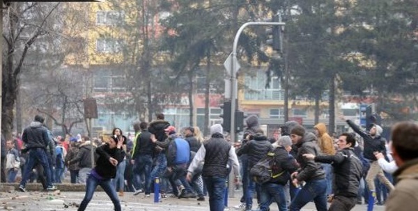 Bosnie: des milliers de manifestants protestent contre la misère