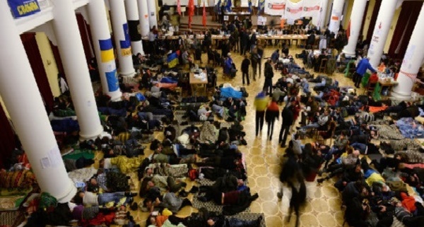 Entrée en vigueur de l'amnistie pour les  manifestants ukrainiens