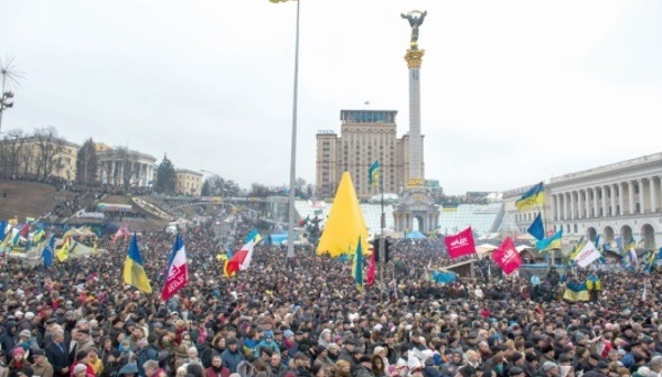 Affrontements entre manifestants et policiers près du Parlement ukrainien