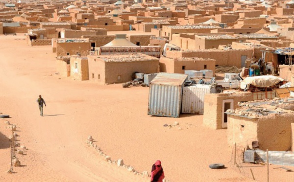 Une marionnette en chasse une autre