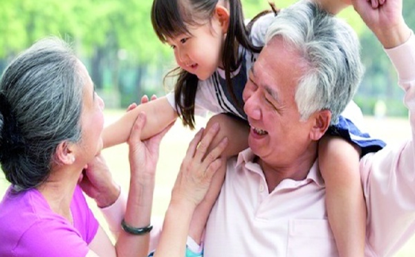 Les grands-parents gâteaux  un cliché qui s’ébranle