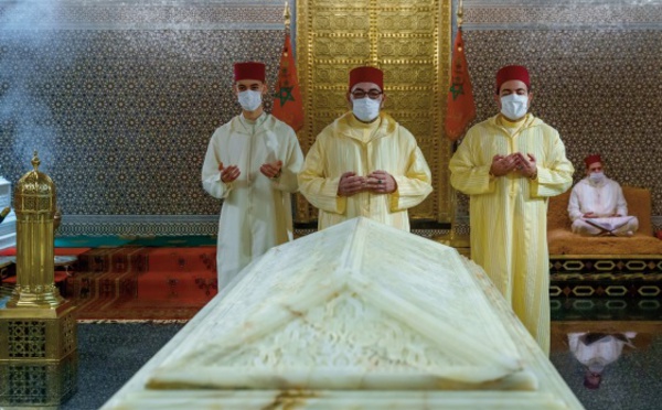 S.M le Roi, Amir Al Mouminine, se recueille sur la tombe de Feu S.M le Roi Mohammed V