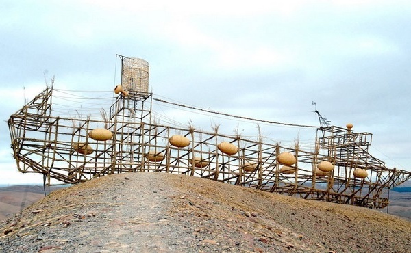 L'artiste Alexander Ponomarev prêche l'espoir dans son bateau du désert