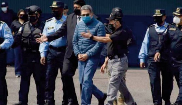 Soupçonné de trafic de drogue, l'ex-président du Honduras extradé aux Etats-Unis