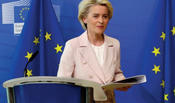 Bruxelles propose un embargo progressif sur le pétrole russe et l'exclusion de la principale banque de Swift