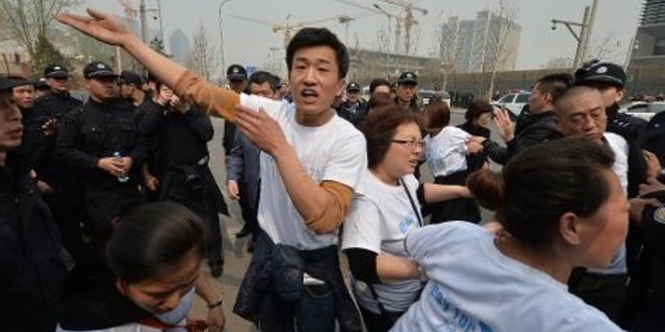Manifestation à Pékin de familles des passagers du Boeing malaisien