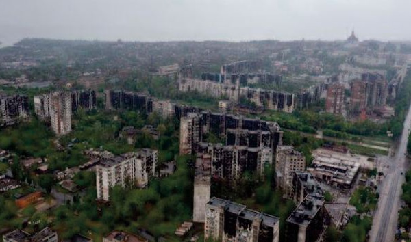 Dans Marioupol, la vie en ruine des rescapés
